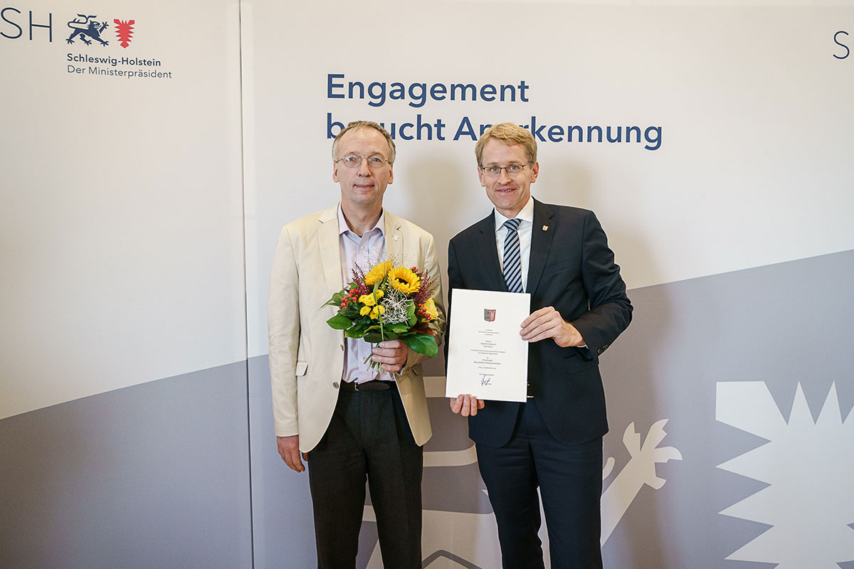 Joachim Globisch erhält die Ehrennadel des Landes Schleswig-Holstein