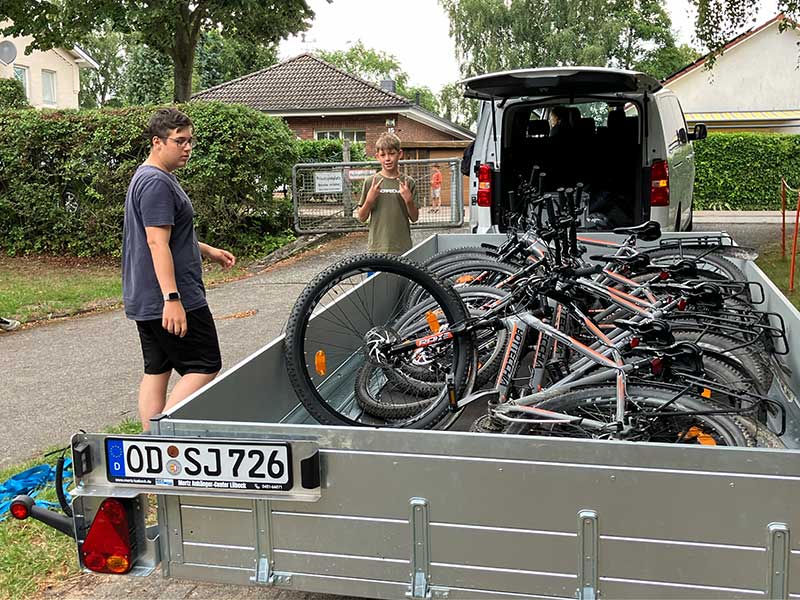 Hurra, der neue Transportanhänger ist da!